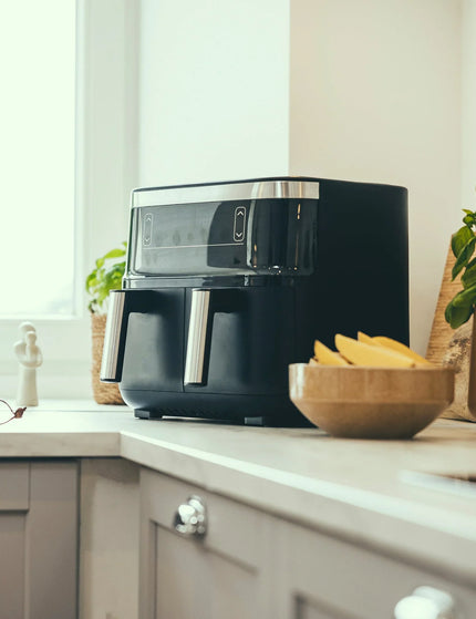 Modern airfryer på köksbänk med färska örter och frukt, Nordic Cookware kök