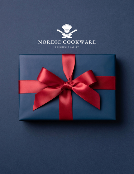 Presentkort Nordic Cookware, blå ask med rött band på mörkblå bakgrund