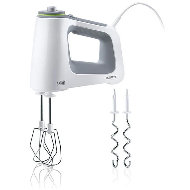 Vit elektrisk handmixer Braun MultiMix 5 med vispar och degkrokar på vit bakgrund, Nordic Cookware