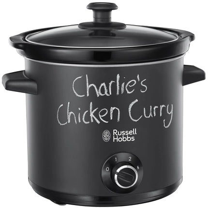 Svart slowcooker från Russell Hobbs med texten 'Charlie's Chicken Curry' på fronten.