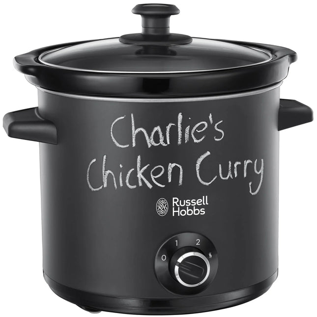 Svart slowcooker från Russell Hobbs med texten 'Charlie's Chicken Curry' på fronten.