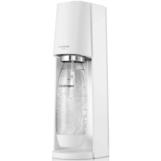 Vit SodaStream kolsyremaskin med genomskinlig flaska på köksbänk, Nordic Cookware