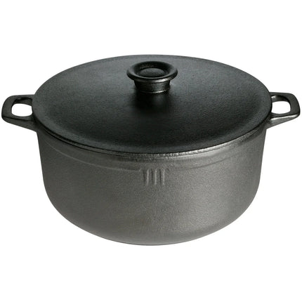 Gjutjärnsgryta med lock, robust design från Nordic Cookware, syns mot vit bakgrund.