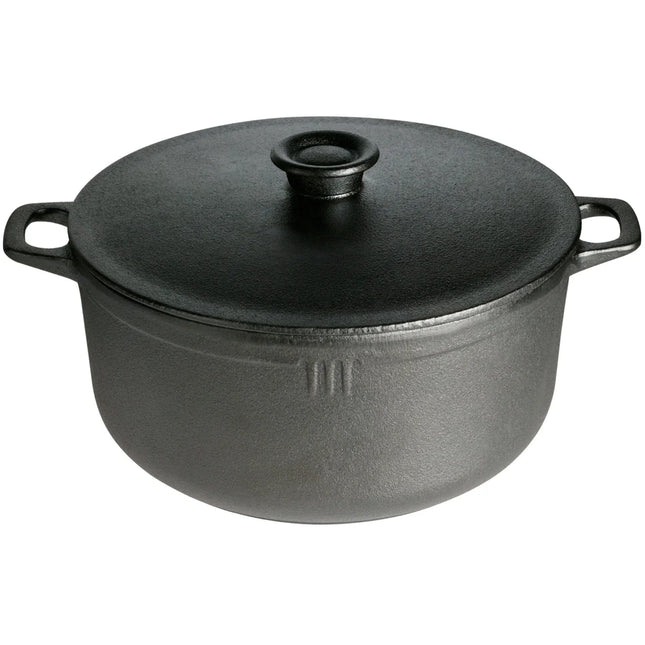 Gjutjärnsgryta med lock, robust design från Nordic Cookware, syns mot vit bakgrund.