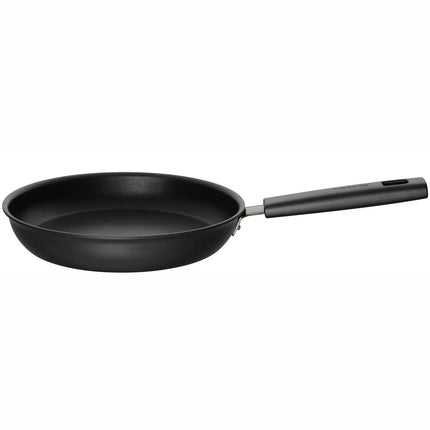 Svart stekpanna i modern design från Nordic Cookware på vit bakgrund