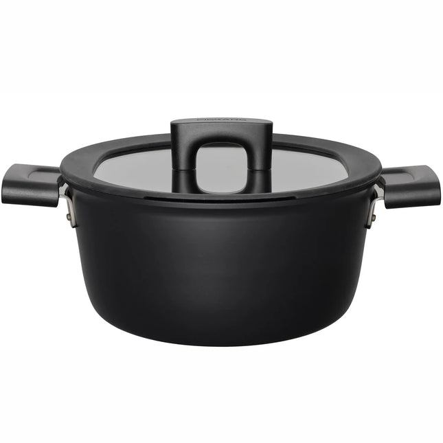 Svart gryta med lock från Nordic Cookware, modern design, placerad mot vit bakgrund