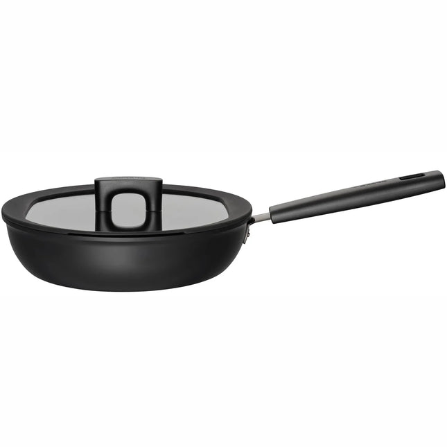 Svart stekpanna med lock från Nordic Cookware på vit bakgrund