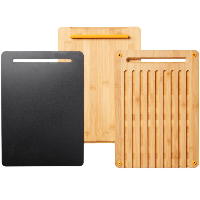 Tre skärbrädor i bambu och svart design från Nordic Cookware, snyggt staplade.