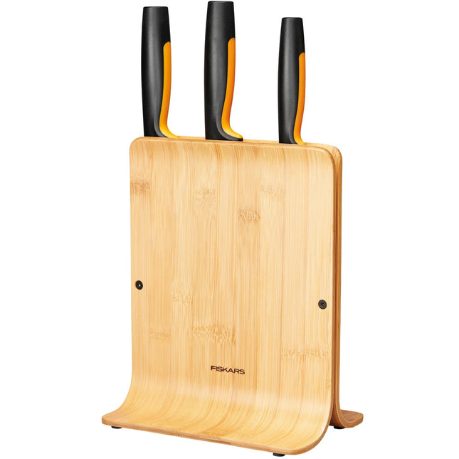 Fiskars knivblock i bambu med tre svarta knivar, stilrent nordiskt kökstillbehör