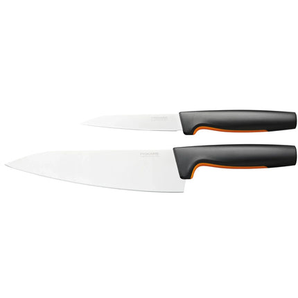 Två köksknivar från Fiskars med svart handtag och orange detalj, Nordic Cookware