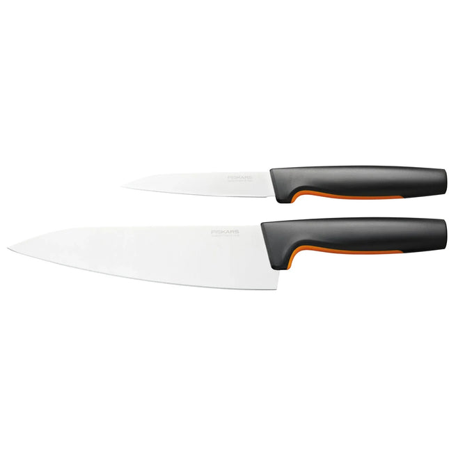 Två köksknivar från Fiskars med svart handtag och orange detalj, Nordic Cookware