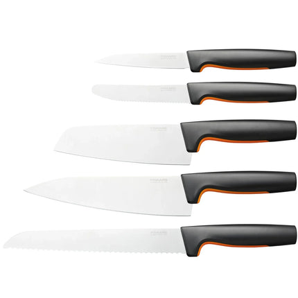 Fem köksknivar med svarta handtag från Fiskars hos Nordic Cookware.
