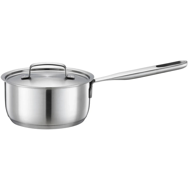 Rostfri kastrull med lock och långt handtag från Nordic Cookware på vit bakgrund