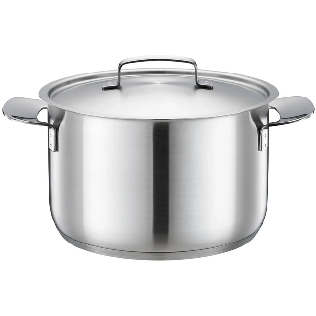 Rostfri kastrull med lock, Nordic Cookware design, syns mot vit bakgrund