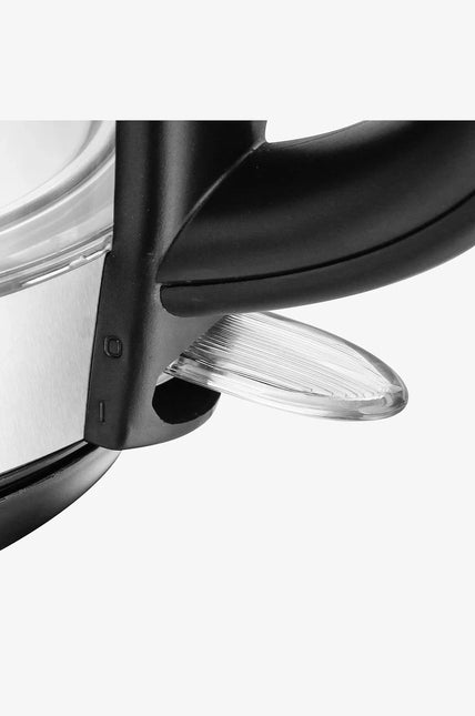 Närbild av ett svart handtag med strömbrytare på modern elektrisk vattenkokare, Nordic Cookware