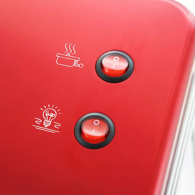Röd köksapparat från Nordic Cookware med två strömbrytare och symboler för matlagning och belysning.