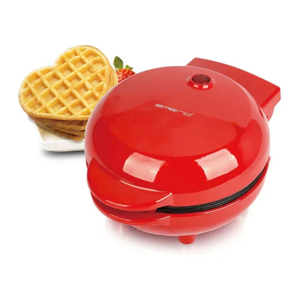 Röd våffeljärn från Nordic Cookware med hjärtformade våfflor på vit tallrik
