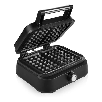 Svart våffeljärn Nordic Cookware med öppet lock och non-stick plattor, köksapparat