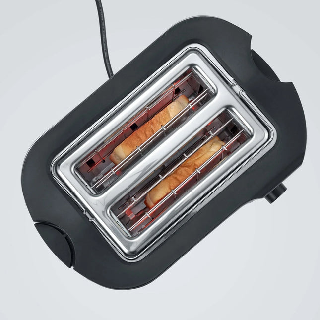 Svart brödrost med två skivor bröd, Nordic Cookware köksapparat på ljus bakgrund