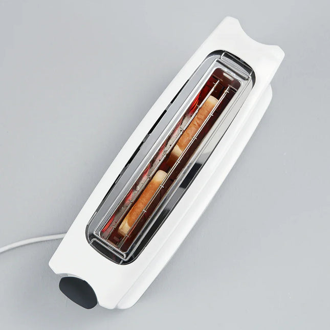 Vit brödrost från Nordic Cookware med brödskivor, modern köksdesign