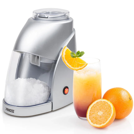 Iskrossmaskin i silver med krossad is, drink och apelsiner på vit bakgrund, Nordic Cookware