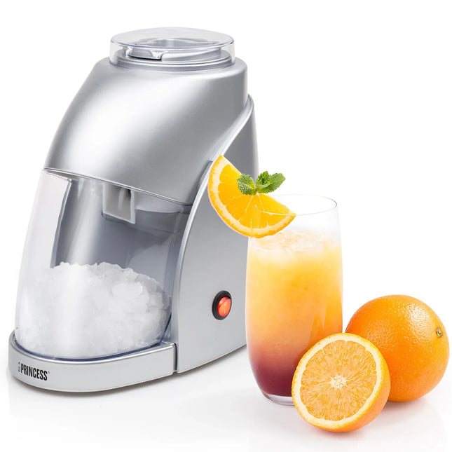 Iskrossmaskin i silver med krossad is, drink och apelsiner på vit bakgrund, Nordic Cookware