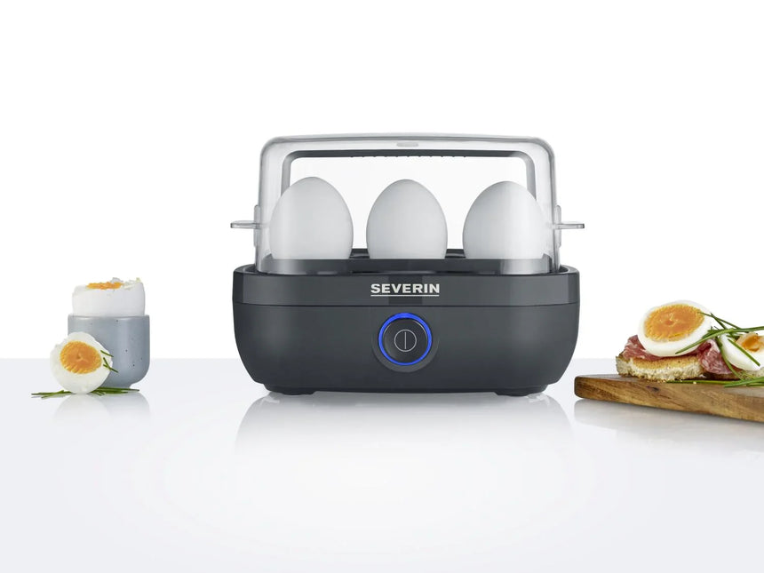 Severin äggkokare med tre ägg, nordisk design, serverade kokta ägg och smörgås