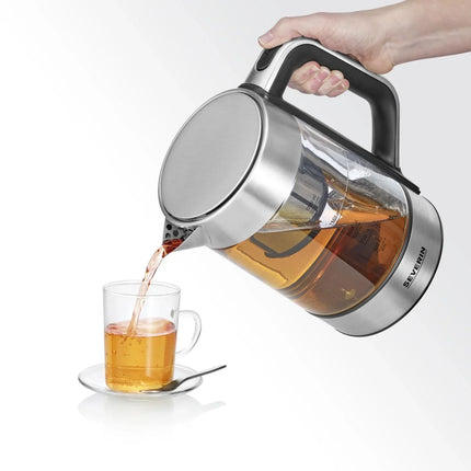 Elektrisk tekokare i borstat stål från Severin som häller te i glas, nordisk design.