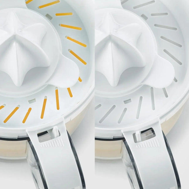 Närbild av vit citruspress från Nordic Cookware med två olika silinställningar.