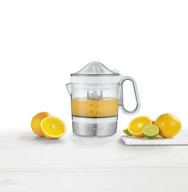 Elektrisk citruspress med färsk apelsinjuice, citroner och lime på köksbänk, Nordic Cookware