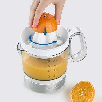 Hand pressar apelsin på elektrisk citruspress från Nordic Cookware, fräsch apelsinjuice.