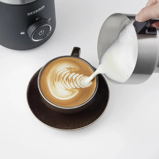 Latte art och mjölkskummare från Severin vid en kaffe på kopp, Nordic Cookware produktbild