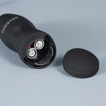 Svart elektrisk köksredskap från Nordic Cookware med öppet batterifack på ljus yta