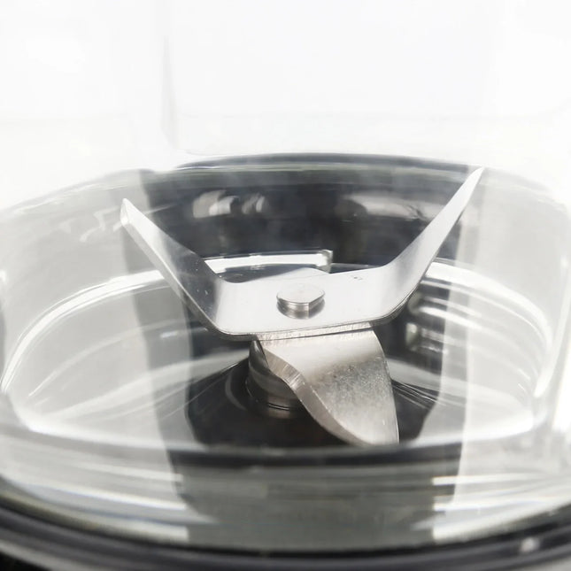 Närbild på rostfria blenderblad i glasbehållare från Nordic Cookware