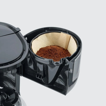 Närbild av kaffebryggare med kaffefilter och malet kaffe, Nordic Cookware köksprodukt