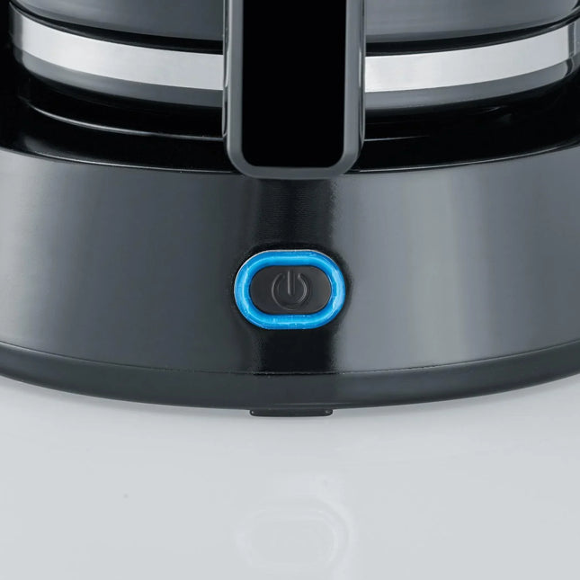 Närbild av svart elkokare med blå belyst strömbrytare, Nordic Cookware design