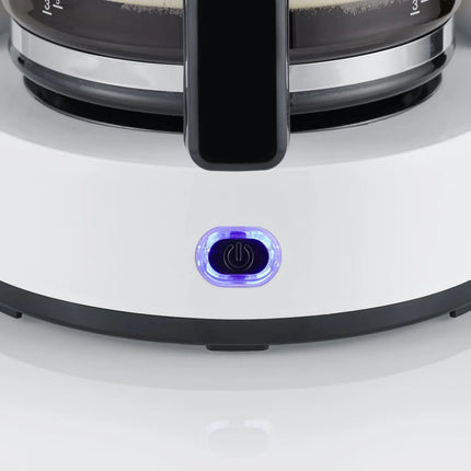 Närbild på bryggare i vitt med lysande strömknapp, Nordic Cookware köksutrustning.