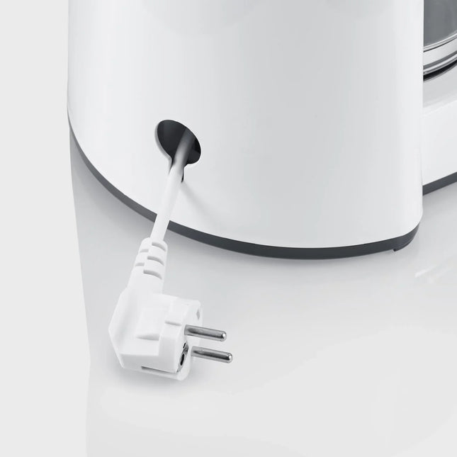 Vit hushållsapparat från Nordic Cookware med elkabel och kontakt i närbild