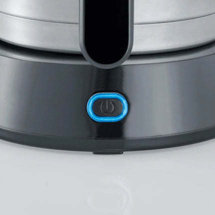 Närbild av strömbrytare på elektrisk vattenkokare i rostfritt stål från Nordic Cookware.