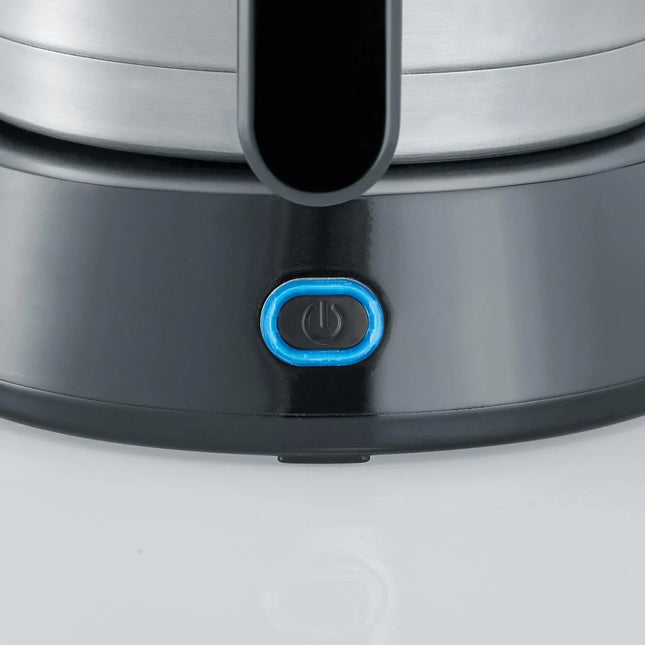 Närbild av strömbrytare på elektrisk vattenkokare i rostfritt stål från Nordic Cookware.