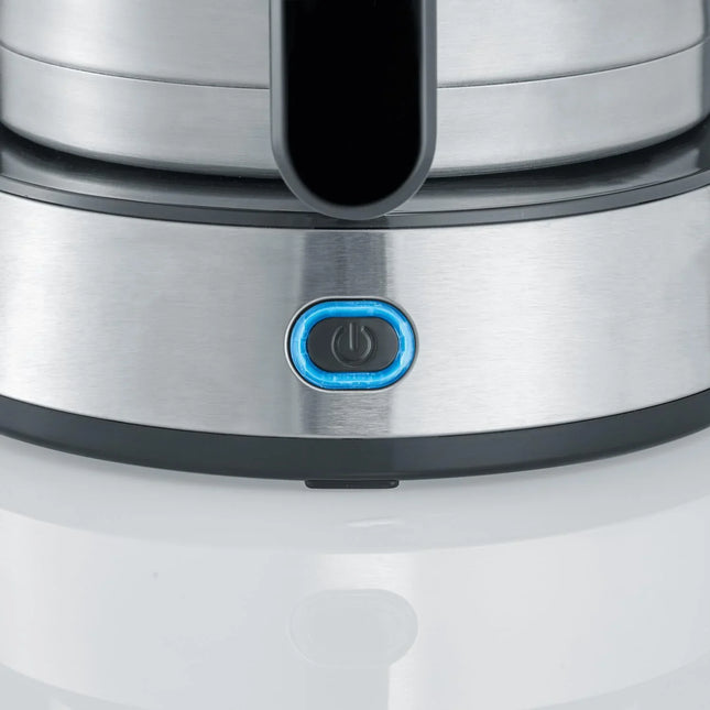 Närbild av rostfri vattenkokare med blå strömbrytare, Nordic Cookware design.