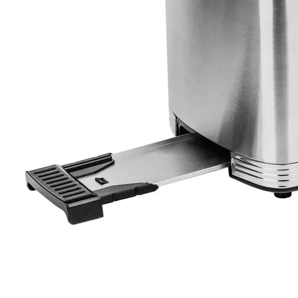 Närbild av rostfri brödrost från Nordic Cookware med utdragbar smulbricka