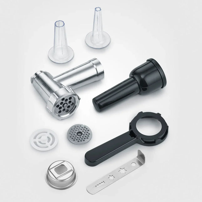Tillbehör till köttkvarn från Nordic Cookware, inklusive metall- och plastdelar.