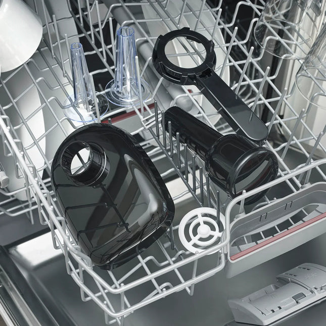 Svart plastdel från Nordic Cookware i diskmaskin, närbild på diskställ.