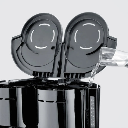 Dubbel kaffebryggare i svart från Nordic Cookware, påfyllning av vatten i köksmiljö.