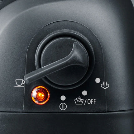 Närbild av svart vred och lysande indikatorlampa på köksmaskin från Nordic Cookware