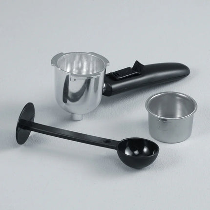 Espresso portafilter, metallfilter och kaffemått på vit bakgrund, Nordic Cookware köksredskap