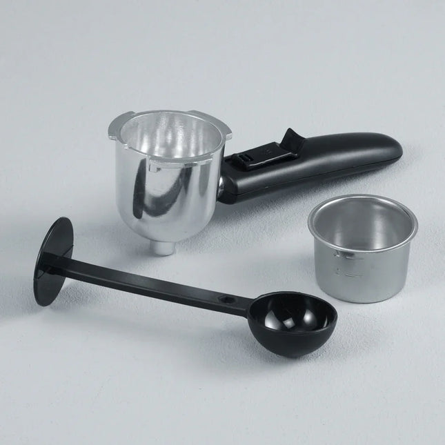 Espresso portafilter, metallfilter och kaffemått på vit bakgrund, Nordic Cookware köksredskap