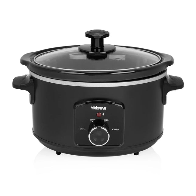 Svart slow cooker från Tristar med glaslock på vit bakgrund, köksapparat Nordic Cookware