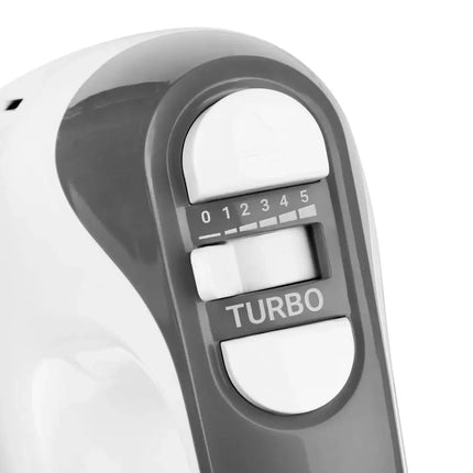 Närbild av vit och grå elvisp med turboknapp och hastighetsreglage, Nordic Cookware köksredskap.